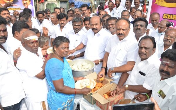 மதுரை புறநகர் மாவட்டத்தில் 5000 பேருக்கு அன்னதானம்-கிழக்கு மாவட்ட கழக செயலாளர் வி.வி.ராஜன் செல்லப்பா வழங்கினார்