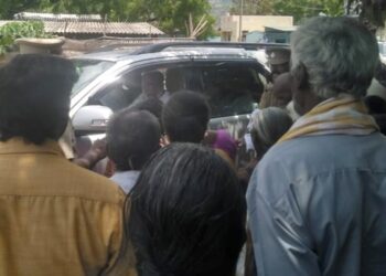 அமைச்சர் ஐ.பெரியசாமியை பொதுமக்கள் முற்றுகை