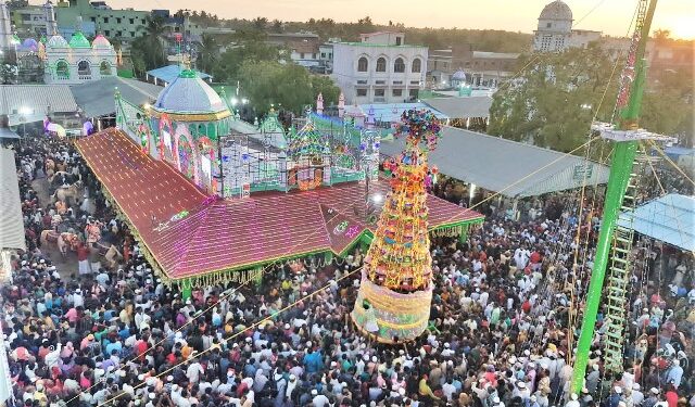 ஏர்வாடியில் மதநல்லிணக்க சந்தனக்கூடு விழா-பல்லாயிரக்கணக்கில் மக்கள் திரண்டனர்