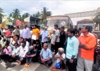 திருப்பத்தூரில் அரசு பேருந்தை சிறை பிடித்து சாலை மறியல்
