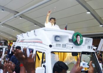 எடப்பாடியாருக்கு மலர் தூவி உற்சாக வரவேற்பு