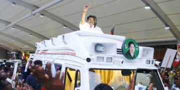 எடப்பாடியாருக்கு மலர் தூவி உற்சாக வரவேற்பு