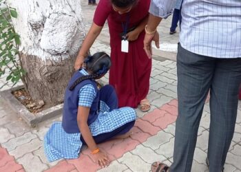 தாமதமாக வந்த தி.மு.க. எம்.எல்.ஏ-வெயிலில் மயங்கி விழுந்த மாணவிகள் -சேலத்தில் நடந்த அரசு விழாவில் பரபரப்பு