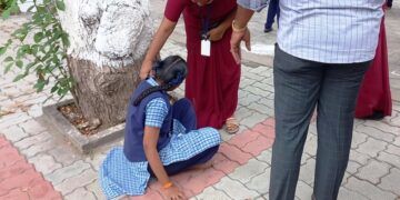 தாமதமாக வந்த தி.மு.க. எம்.எல்.ஏ-வெயிலில் மயங்கி விழுந்த மாணவிகள் -சேலத்தில் நடந்த அரசு விழாவில் பரபரப்பு