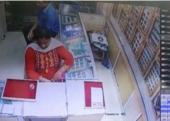 கவரிங் நகையை வைத்துவிட்டு தங்க நகையை திருடிய, திமுக, ஊராட்சி வார்டு செயலாளர்