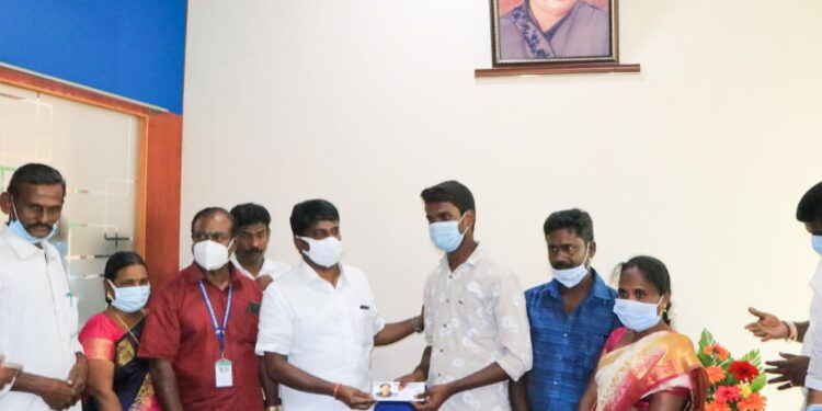 மருத்துவக் கல்லூரி சேர்க்கையில் புதுக்கோட்டை மாணவர் முதலிடம் – முன்னாள் அமைச்சர் டாக்டர் சி.விஜயபாஸ்கர் வாழ்த்து