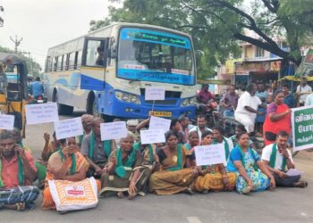 உழவர் சந்தை நிர்வாக அதிகாரியை கண்டித்து மறியல் -சேலம் மாவட்டம் ஆத்தூரில் விவசாயிகள் போராட்டம்