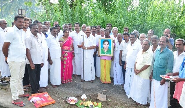 ரூ.40 லட்சம் மதிப்பில் வளர்ச்சி பணிகள் -முன்னாள் அமைச்சர் கே.சி.கருப்பணன் தொடங்கி வைத்தார்