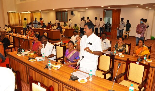 கழக மாமன்ற உறுப்பினர்கள் கூறியதால் ஆளும் தி.மு.க. கவுன்சிலர்கள் அராஜகம்