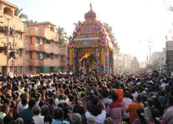 மதுரையில் அஷ்டமி சப்பர வீதி உலா – மீனாட்சி அம்மன் தேரை பெண்கள் மட்டுமே இழுத்தனர்