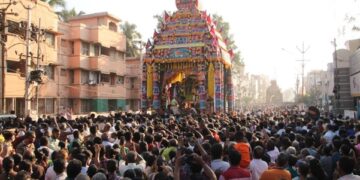 மதுரையில் அஷ்டமி சப்பர வீதி உலா – மீனாட்சி அம்மன் தேரை பெண்கள் மட்டுமே இழுத்தனர்