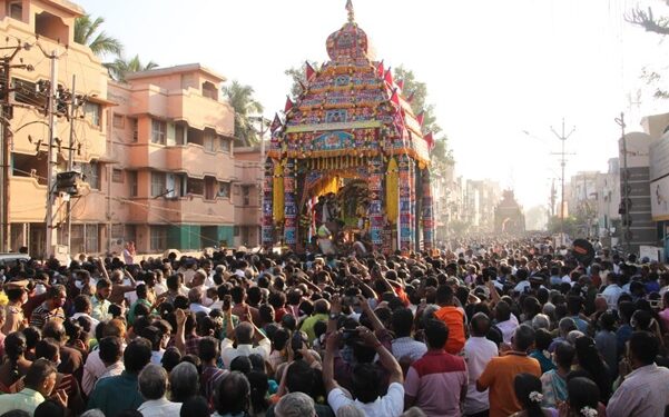 மதுரையில் அஷ்டமி சப்பர வீதி உலா – மீனாட்சி அம்மன் தேரை பெண்கள் மட்டுமே இழுத்தனர்