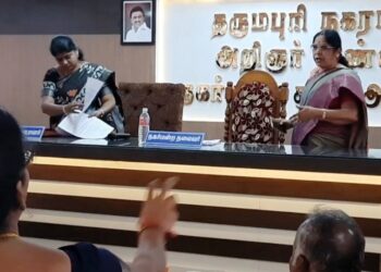 கழக உறுப்பினர்கள் சரமாரி கேள்வி- உள்ளிருப்பு போராட்டம்