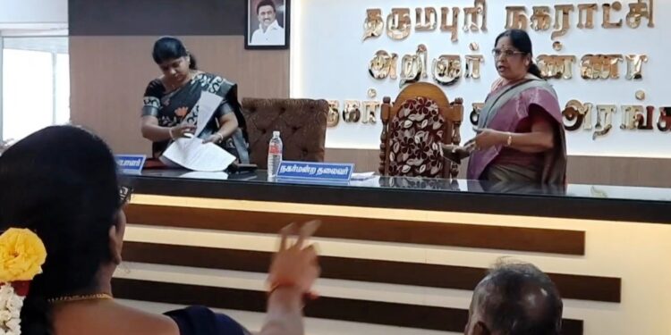 கழக உறுப்பினர்கள் சரமாரி கேள்வி- உள்ளிருப்பு போராட்டம்