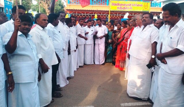 எடப்பாடியார் பொது செயலாளர் ஆக வேண்டும் -திருப்புல்லாணி ஒன்றிய கழக கூட்டத்தில் தீர்மானம் நிறைவேற்றம்