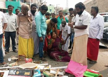 சாலையோர வளையல் கடையை நொறுக்கிய நகராட்சி நிர்வாகம்