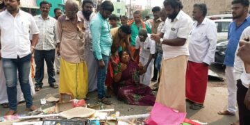 சாலையோர வளையல் கடையை நொறுக்கிய நகராட்சி நிர்வாகம்