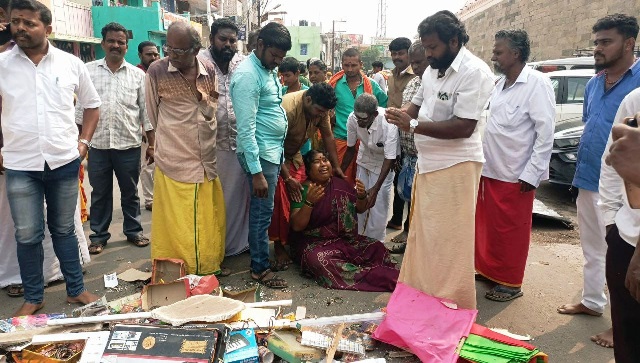 சாலையோர வளையல் கடையை நொறுக்கிய நகராட்சி நிர்வாகம்