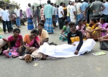 மின்வாரியத்தை கண்டித்து சடலத்துடன் சாலை மறியல்