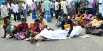 மின்வாரியத்தை கண்டித்து சடலத்துடன் சாலை மறியல்