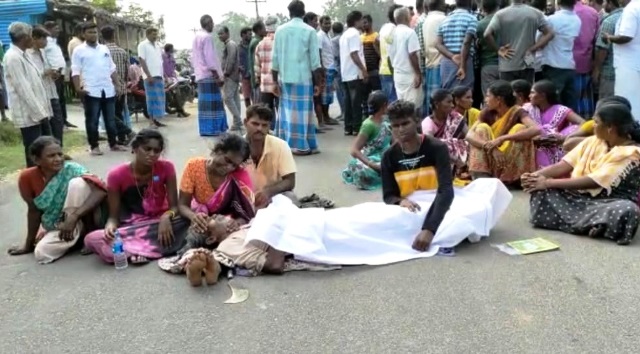 மின்வாரியத்தை கண்டித்து சடலத்துடன் சாலை மறியல்