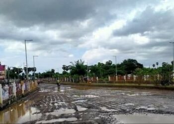 சாலைகளில் ராட்சத பள்ளங்கள்: சேறும், சகதியுமான பஸ் நிலையம் -உயிருக்கே அச்சுறுத்தலாக இருக்கிறது என பொதுமக்கள் குமுறல்