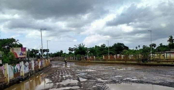 சாலைகளில் ராட்சத பள்ளங்கள்: சேறும், சகதியுமான பஸ் நிலையம் -உயிருக்கே அச்சுறுத்தலாக இருக்கிறது என பொதுமக்கள் குமுறல்