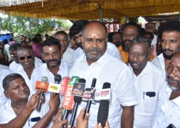 பதவி மீது ஆசையில்லை என்று கூறும் ஓபிஎஸ் நீதிமன்றங்களில் மனு தாக்கல் செய்தது ஏன்?