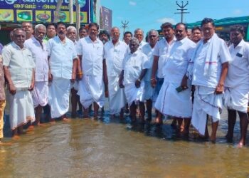 60 ஆண்டுக்குப்பின் நிரம்பியது தாரமங்கலம் ஏரி -எம்.எல்.ஏ தலைமையில் கழக நிர்வாகிகள் மலர் தூவி தண்ணீரை வரவேற்றார்