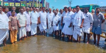 60 ஆண்டுக்குப்பின் நிரம்பியது தாரமங்கலம் ஏரி -எம்.எல்.ஏ தலைமையில் கழக நிர்வாகிகள் மலர் தூவி தண்ணீரை வரவேற்றார்