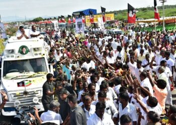 மக்கள் வெள்ளத்தில் நீந்தி சென்ற எடப்பாடியார் -தமிழகத்தை மீண்டும் ஆள வாருங்கள் என விண்ணதிர கோஷங்கள்