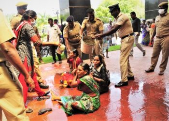 கலெக்டர் அலுவலகம் முன்பு 3 பெண்கள் தீக்குளிக்க முயற்சி -சேலத்தில் பரபரப்பு