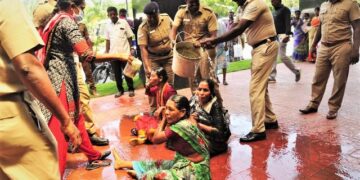 கலெக்டர் அலுவலகம் முன்பு 3 பெண்கள் தீக்குளிக்க முயற்சி -சேலத்தில் பரபரப்பு