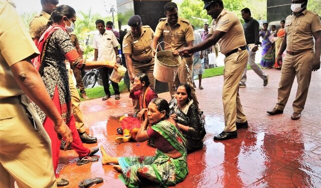 கலெக்டர் அலுவலகம் முன்பு 3 பெண்கள் தீக்குளிக்க முயற்சி -சேலத்தில் பரபரப்பு