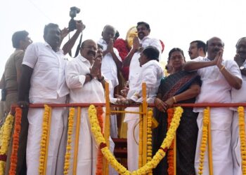 பசும்பொன் முத்துராமலிங்கத்தேவர் திருமகனாரின் 115-வது ஆண்டு ஜெயந்தி விழா- திருவுருவ சிலைக்கு மலர் தூவி எடப்பாடியார் மரியாதை