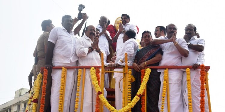 பசும்பொன் முத்துராமலிங்கத்தேவர் திருமகனாரின் 115-வது ஆண்டு ஜெயந்தி விழா- திருவுருவ சிலைக்கு மலர் தூவி எடப்பாடியார் மரியாதை