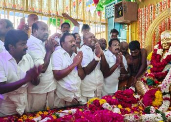 பசும்பொன் நினைவிடத்தில் கழகம் சார்பில் மாலையணிவித்து மரியாதை