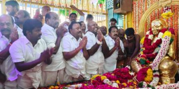 பசும்பொன் நினைவிடத்தில் கழகம் சார்பில் மாலையணிவித்து மரியாதை