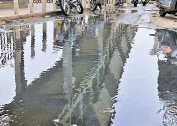 ஆவடி மார்க்கெட் சாலையில் தேங்கி நிற்கும் கழிவுநீர்-பொதுமக்களுக்கு நோய்தொற்று அபாயம்