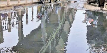 ஆவடி மார்க்கெட் சாலையில் தேங்கி நிற்கும் கழிவுநீர்-பொதுமக்களுக்கு நோய்தொற்று அபாயம்