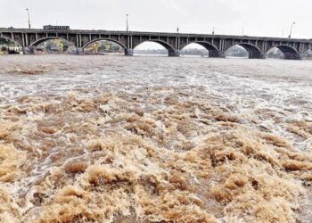 வைகை ஆற்றில் வெள்ளப்பெருக்கு: யானைக்கல் தரைப்பாலம் மூழ்கியது