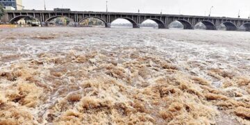 வைகை ஆற்றில் வெள்ளப்பெருக்கு: யானைக்கல் தரைப்பாலம் மூழ்கியது