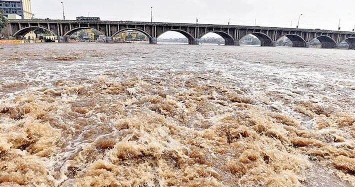 வைகை ஆற்றில் வெள்ளப்பெருக்கு: யானைக்கல் தரைப்பாலம் மூழ்கியது