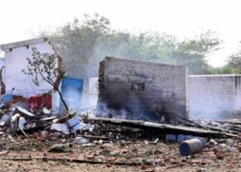 கடலூர் அருகே பட்டாசு வெடித்து 3 பேர் உடல் சிதறி பலி -பட்டாசு ஆலை உரிமையாளர், மனைவி கைது