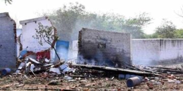 கடலூர் அருகே பட்டாசு வெடித்து 3 பேர் உடல் சிதறி பலி -பட்டாசு ஆலை உரிமையாளர், மனைவி கைது