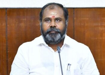 பள்ளி நேரங்களில் 100 சதவீத பேருந்துகள் இயக்க வேண்டும்-அரசுக்கு முன்னாள் அமைச்சர் ஆர்.பி.உதயகுமார் வலியுறுத்தல்