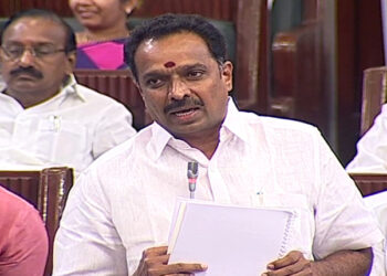 கரூர் சாலை பணியில் ரூ.3 கோடி முறைகேடு-முன்னாள் அமைச்சர் எம்.ஆர்.விஜயபாஸ்கர் குற்றச்சாட்டு