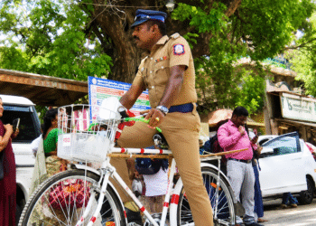 50 ஆண்டுகளுக்கு பிறகு மீண்டும்  மீனாட்சி அம்மன் கோவிலை சுற்றி போலீஸ் சைக்கிள் ரோந்து