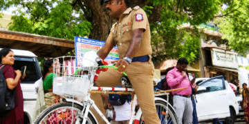 50 ஆண்டுகளுக்கு பிறகு மீண்டும்  மீனாட்சி அம்மன் கோவிலை சுற்றி போலீஸ் சைக்கிள் ரோந்து
