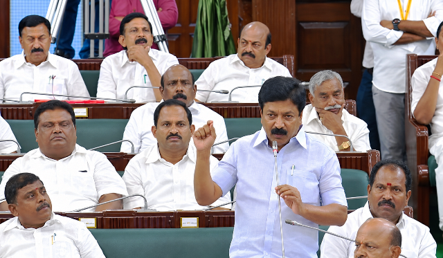 காங்கிரஸ்-பா.ஜ.க. அரசியல் செய்வதற்கே நீட் உதவுகிறது’ – சி.வி.சண்முகம் காட்டம்